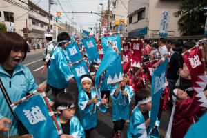 子供が旗を持っている画像